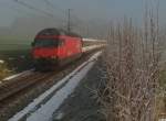 Kurz bevor Re 460 039-1 mit dem IR 2118, Konstanz - Biel, am 06.01.2015 in Berg/TG vorbeifuhr, begann sich zum Leidwesen des Fotografen der bis zu diesem Zeitpunkt nur über dem Thurtal