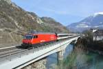 460 086-2 an der Spitze des IR 1730 bei Durchfahrt in Leuk.