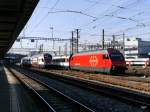 SBB - 460 115-9 mit IC und Triebzug RABe 511 als RE beim verlassen des Bahnhof Genf am 08.03.2015