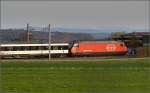 Re 460 054-0 ganz ohne Deutschlandzulassung tief in Deutschland. Der IR nach Zürich passiert Altenburg. Mit etwas Glück wären im Hintergrund die Alpen zu sehen, am Tag der Aufnahme war es leider zu dunstig. April 2015.