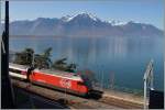 Eine SBB Re 460 fährt mit ihrem IR 1720 bei der Haltestelle Veytaux Chillon durch.