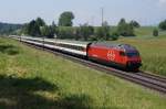 SBB: Re 460 054-0 mit um drei Wagen verstärktem IR Biel-Konstanz bei Niederbipp am 11.