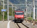 SBB - 460 017-7 vor IR bei der durchfahrt im Bahnhof Raron am 16.08.2015