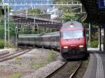 SBB - 460 026-8 mit RE bei der einfahrt in den Bahnhof von Vevey am 05.09.2015