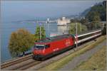 Ein Hauch Herbst am Genfersee; die SBB Re 460 037-5 mit ihrem IR 1813 kurz vor Villeneuve, im Hintergrund das nun aufgefrischte Château de Chillon.