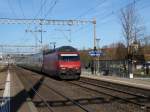 SBB - IC bei der durchfahrt im Bahnhof Münsigen mit der Lok 460 020-1 am 24.12.2015