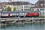 Für etwas Abwechslung sorgt der IC aus Brig mit Re 460 078-9 im Hafen von Romanshorn.