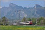 IC574 mit Re 460 015 zwischen Landquart und Maienfeld mit Blick Richtung Regitzerspitz.