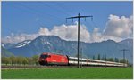 IC574 mit Re 460 015 zwischen Landquart und Maienfeld mit Blick Richtung Skigebiet Grüsch-Danusa.