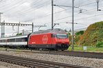 Re 460 093-8 durchfährt den Bahnhof Pratteln.