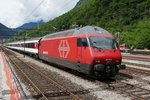 Re 460 111 mit einem IR nach Locarno bei der Ausfahrt vom Bhf Biasca, am 4.6.2016.