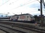 SRK Werbelok Re 460 041 mit dem IR nach Genf Flughafen, am 8.6.2016 in Lausanne.