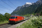 Re 460 088-8 befindet sich am 21.05.2016 mit dem IR 2412 bei Silenen.