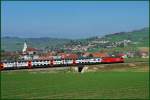 Ein InterRegio mit Doppelstock-Wagen ist im Fricktal unterwegs  nach Zrich.