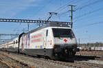 Re 460 041-7, mit der Rotkreuz Werbung, durchfährt den Bahnhof Muttenz.