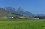 Re 460 079 mit einem IR am 08.04.2017 bei Steinen.