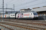 Re 460 041-7, mit der Rotkreuz Werbung, durchfährt den Bahnhof Sissach.