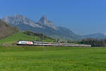 Re 460 075 mit einem IR am 08.04.2017 bei Steinen.