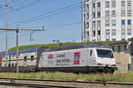 Re 460 052-4, mit der ABB/Gottardo 2016 Werbung, durchfährt den Bahnhof Pratteln.