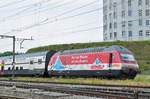 Re 460 065-6, mit der COOP Werbung, durchfährt den Bahnhof Pratteln.