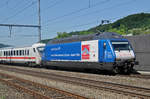 Re 460 079-7, mit der CS/Gottardo 2016 Werbung, durchfährt den Bahnhof Gelterkinden.