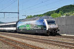 Re 460 005-2, mit der Thales Werbung, durchfährt den Bahnhof Gelterkinden.