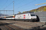 Re 460 044-1, mit der Gottardo 2016 Werbung, durchfährt den Bahnhof Gelterkinden.