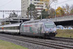 Re 460 107-6, mit der Alptransit Werbung, Richtung Bahnhof Muttenz.