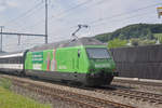 Re 460 080-5, mit der Migros Werbung, durchfährt den Bahnhof Gelterkinden.