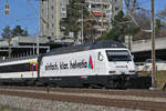 Re 460 071-4, mit der Helvetia Werbung, fährt Richtung Bahnhof Muttenz.