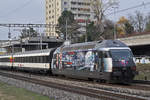 Re 460 028-4, mit der SBB Personalwerbung, fährt Richtung Bahnhof Muttenz.