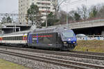 Re 460 031-8, mit der Ceneri 2020 Werbung, fährt Richtung Bahnhof Muttenz.