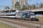 Re 460 105-0, mit der VSLF Werbung, fährt Richtung Bahnhof Muttenz.