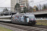 Re 460 028-4, mit der SBB Personalwerbung, fährt Richtung Bahnhof SBB.