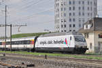 Re 460 071-4, mit der Helvetia Werbung, durchfährt den Bahnhof Pratteln.