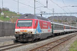 Re 460 065-6, mit der COOP Werbung, durchfährt den Bahnhof Gelterkinden.