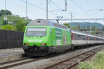 Re 460 080-5, mit der Migros Werbung, durchfährt den Bahnhof Gelterkinden. Die Aufnahme stammt vom 31.05.2018.