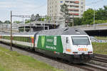 Re 460 001-1, mit der Werbung für 25 Jahre Naturaplan von COOP, fährt Richtung Bahnhof Muttenz. Die Aufnahme stammt vom 21.05.2018.