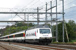 Re 460 071-4 mit der Helvetia Werbung, durchfährt den Bahnhof Möhlin.