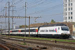 Re 460 071-4 mit der Helvetia Werbung, durchfährt den Bahnhof Pratteln.