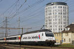 Re 460 071-4 mit der Helvetia Werbung, durchfährt den Bahnhof Pratteln.