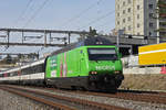 Re 460 080-5 mit der Migros Werbung, fährt Richtung Bahnhof Muttenz.