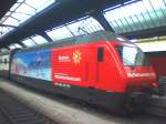 Die Re 460 078-9, mit der Werbeaufschrift  My Switzerland , am 9.12.03 in Zrcher HB