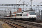 Re 460 071-4 mit der Helvetia Werbung, durchfährt den Bahnhof Muttenz.