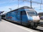 Den IC 820 nach Brig bespannt am 30.04.2005 die Re 460 020-1  Idee Suisse .