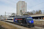 Re 460 031-8 mit der Werbung für den Ceneri 2020 fährt Richtung Bahnhof SBB.