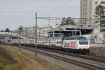 Re 460 075-5 mit der Léman 2030 Werbung, fährt Richtung Bahnhof Muttenz.