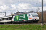 Re 460 001-1 mit der Werbung für 25 Jahre Naturaplan von COOP, fährt Richtung Bahnhof Sissach.