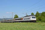 Re 460 071-4 mit der Helvetia Werbung, fährt Richtung Bahnhof Sissach.