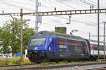 Re 460 031-8 mit der Ceneri 2020 Werbung, durchfährt den Bahnhof Pratteln.